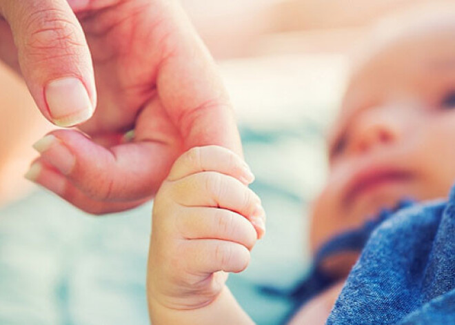 Arī nesen dzimušam bēbītim patīk rotaļas. Spēles attīstības veicināšanai pirmajos 3 dzīves mēnešos