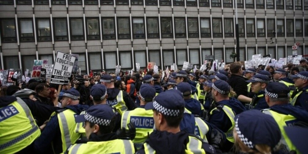 Londonā studenti protestē pret mācību maksu