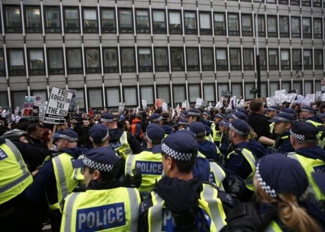 Londonā studenti protestē pret mācību maksu