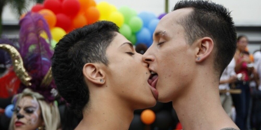 Geji un lesbietes Kolumbijā drīkstēs adoptēt bērnus
