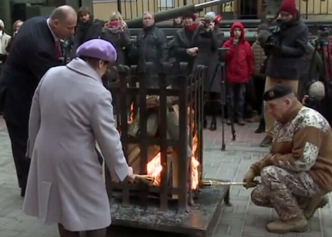 Vecrīgā iedegts Brīvības cīnītāju piemiņas ugunskurs. VIDEO