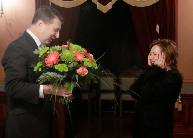 Prezidents pārsteidz aktrisi Zani Daudziņu. FOTO