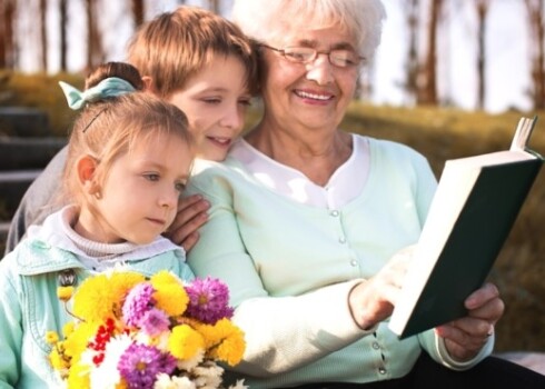 Komunicē ar mazbērnu, nevis saredzi viņā savu bērnu atspulgu un reaģē uz to. Diemžēl gadās, ka vecvecākiem ir konfliktējošas attiecības ar vecākiem un mazbērni tiek neapzināti vai apzināti izmantoti kā instruments, caur kuru nodot ziņas meitai vai dēlam.