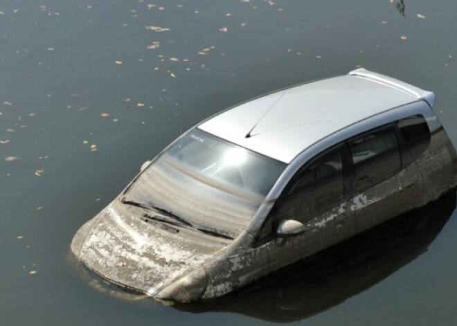 Ādažos auto iebrauc ūdenī; cilvēki laimīgi izglābjas