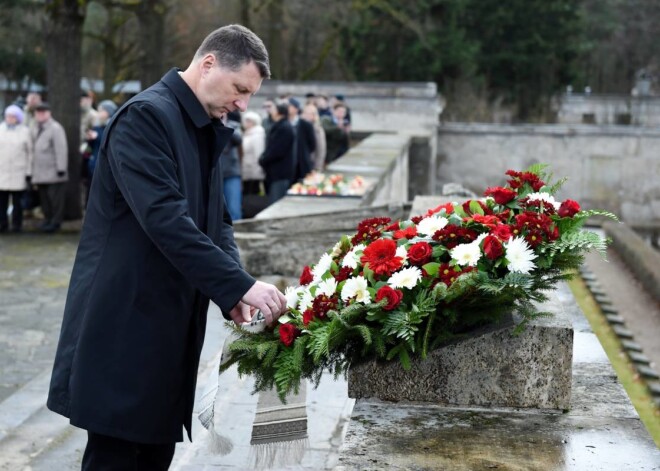 Vainagu nolikšanas ceremonija Rīgas Brāļu kapos