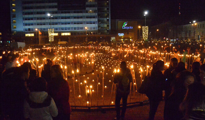 Lāpu gājiens noslēdzās Vienības laukumā, kur no lāpām un svecītēm tika izveidota izgaismota Latvijas kontūra.