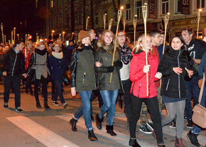 Daugavpilī Lāčplēša dienas lāpu gājienā piedalās tūkstošiem cilvēku. FOTO