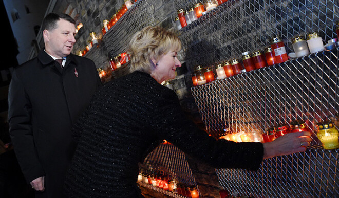 Valsts prezidents Raimonds Vējonis ar kundzi Ivetu Vējoni piedalās Lāčplēša dienai veltītajā piemiņas svecīšu nolikšanā pie Rīgas pils mūra.