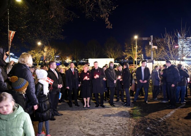 Valsts prezidents piedalās Lāčplēša dienai veltītajā piemiņas svecīšu nolikšanā pie Rīgas pils mūra