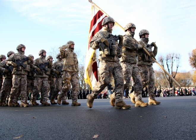 Laukumā pie Brīvības pieminekļa notiek militārā parāde, atzīmējot Latvijas armijas uzvaru pār Bermonta karaspēku.