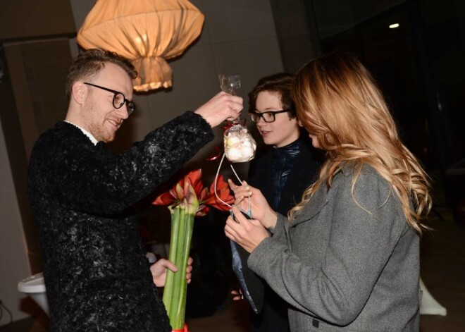 2015. gada 10. novembrī tika atklāta fotogrāfa Artūra Kondrāta personālizstāde „Momentum”, kurā redzami daudzu sabiedrību zināmu ļaužu foto.
