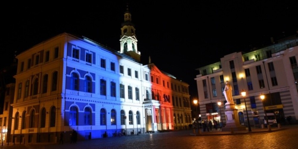 Rīgas Rātsnamu un LTV ēku izgaismo Francijas karoga krāsās. FOTO
