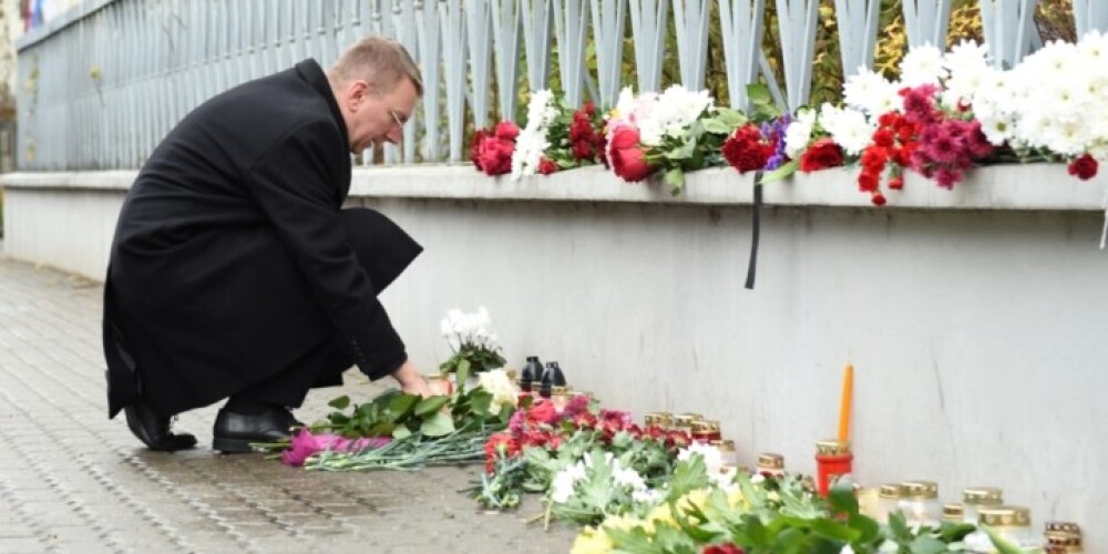 Рижане несут цветы к посольству Франции. ФОТО