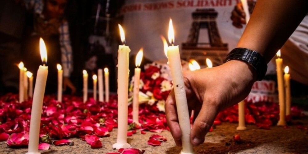 Miruši trīs no Parīzes teroraktos ievainotajiem cilvēkiem