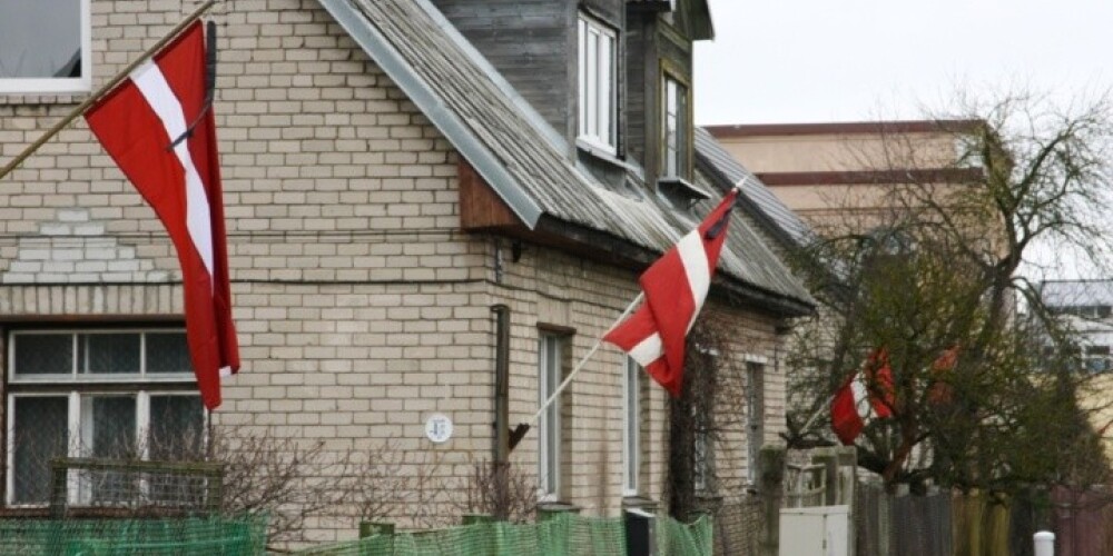 Solidarizējoties ar Francijas tautu, Latvijā šodien izkar karogus sēru noformējumā