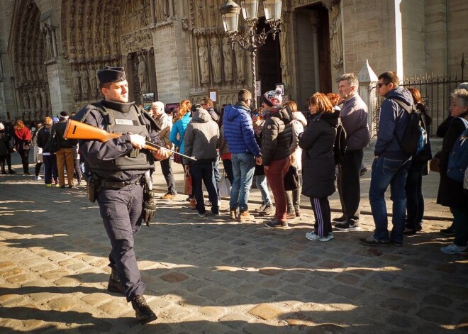 Izdevniecības "Rīgas Viļņi" fotogrāfs Aigars Hibneris devies uz Parīzi laikā, kad tur noticis viens no neiedomājamākajiem teroraktiem cilvēces vēsturē. Fotogrāfs iemūžinājis Francijas galvaspilsētu svētdienā - pusotru dienu pēc traģēdijas, kurā bojā gāja 129 cilvēki.