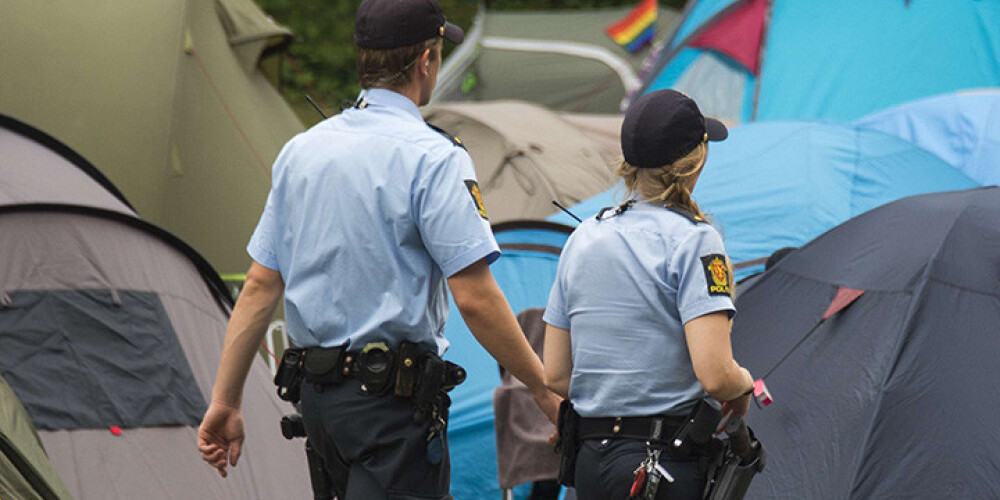 Sakarā ar Parīzes teroraktu norvēģu policisti līdz decembrim turpinās patrulēt apbruņoti