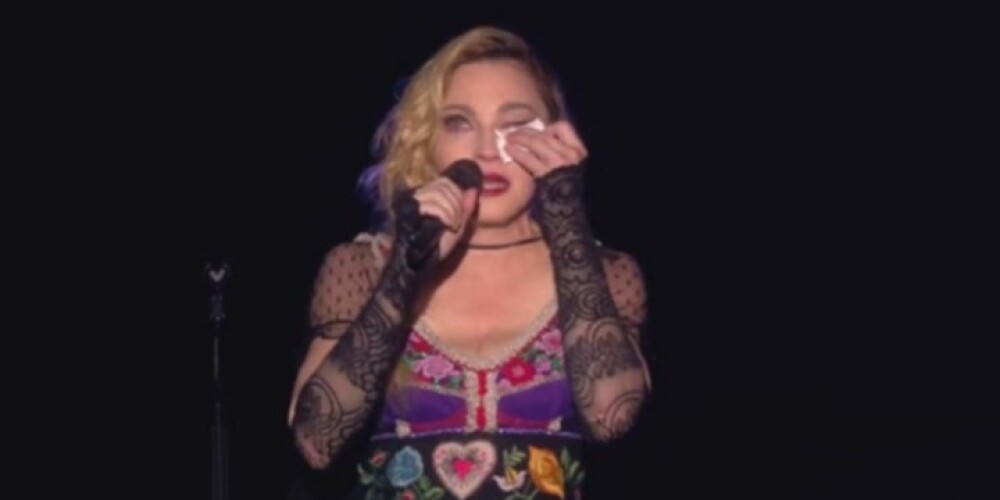 Мадонна расплакалась во время концерта, вспоминая жертв терактов в Париже. ВИДЕО