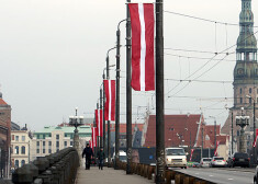 Nacionālo bruņoto spēku parādes norises laikā ir iespējami sabiedriskā transporta kavējumi maršrutos, kas skar Akmens tiltu, Aspazijas bulvāri, Raiņa bulvāri, Merķeļa ielu, Brīvības bulvāri, Brīvības ielu un Bruņinieku ielu.