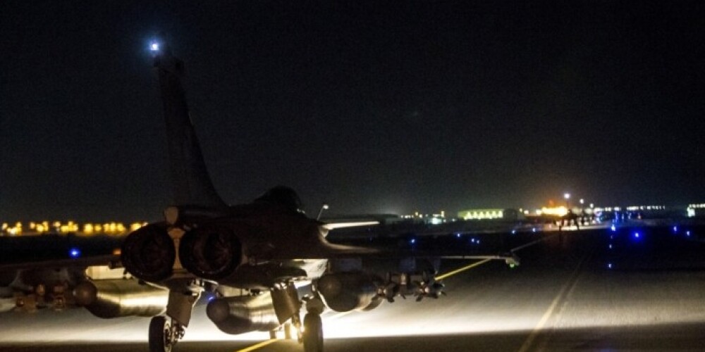 Francija dod prettriecienu, šonakt Sīrijā nometot 20 bumbas galvenajā ISIS pilsētā