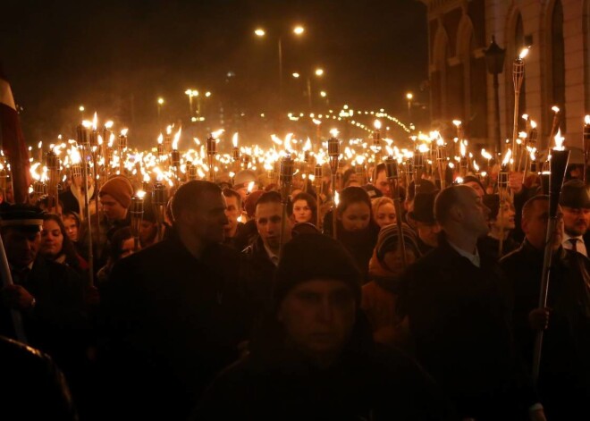 18.novembra lāpu Rīgā gājienā devušies vairāki tūkstoši cilvēku