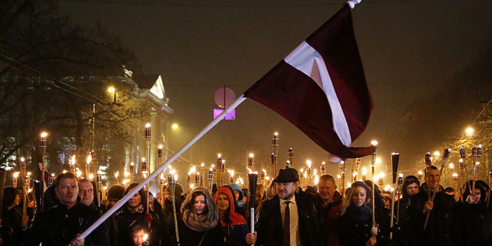 18.novembra lāpu gājienā Rīgā devušies vairāki tūkstoši cilvēku. FOTO