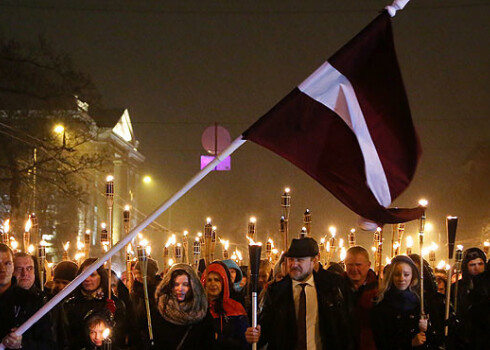 18.novembra lāpu gājienā Rīgā devušies vairāki tūkstoši cilvēku. FOTO