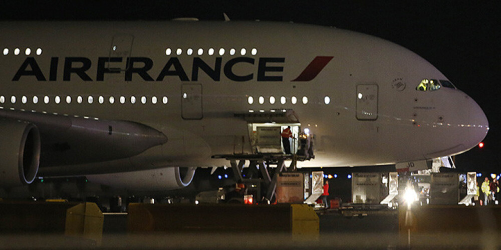 Divas "Air France" lidmašīnas viltus draudu dēļ pārtrauc reisus no ASV uz Parīzi. FOTO