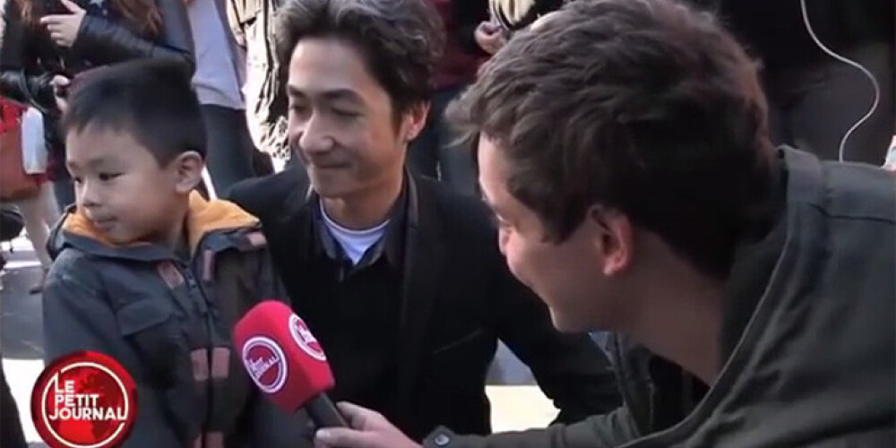 Tēva un dēla saruna Parīzē aizkustina pasauli. VIDEO