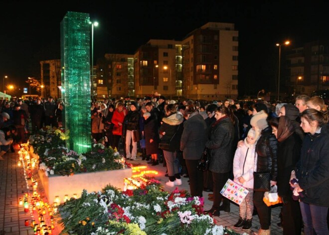 Piemiņas brīdis Zolitūdes traģēdijas vietā 2015. gada 21. novembrī