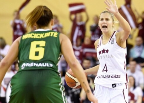 Latvijas sieviešu basketbola izlase grūtā cīņā uzvar Lietuvu