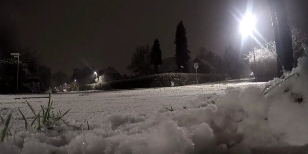 Dānijā nakts laikā uzsnidzis 43 centimetrus dziļš sniegs. VIDEO