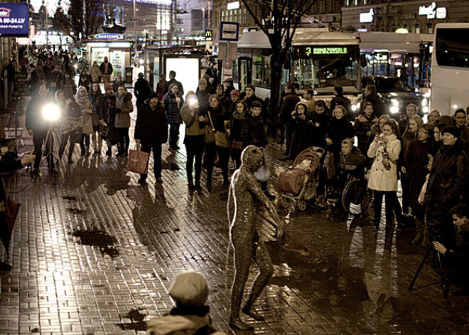 Dejas performance kā protests pie "Rīgas cirka". FOTO. VIDEO