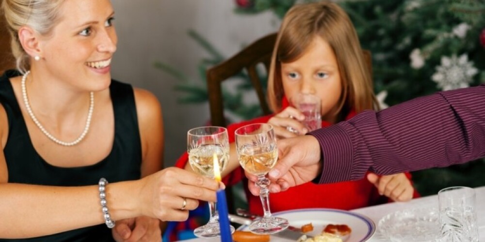 Alkohola lietošana bērna klātbūtnē. Kas par to būtu jāzina?