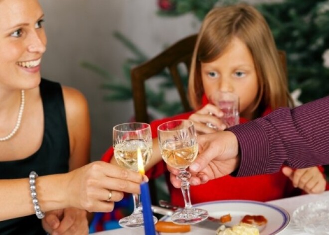 Alkohola lietošana bērna klātbūtnē. Kas par to būtu jāzina?