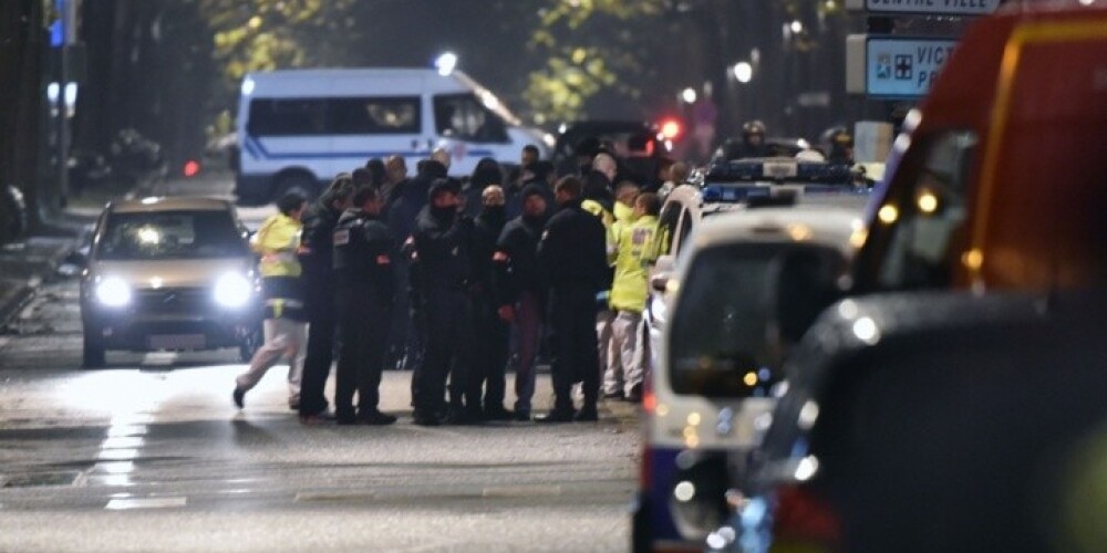 Francijas ķīlnieku drāma ir beigusies; gūstā saņemtie cilvēki atbrīvoti. FOTO