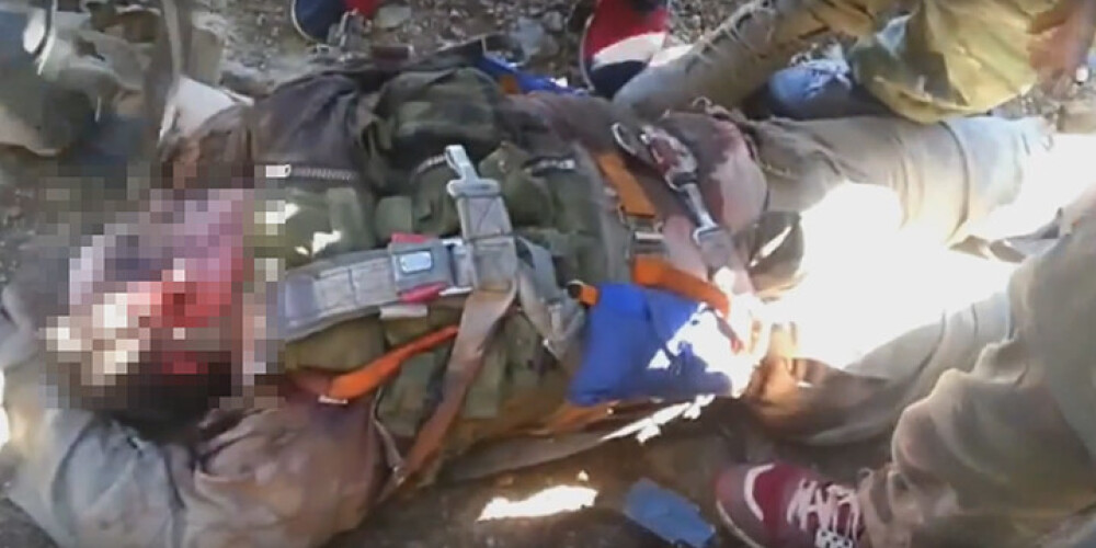 Turkmēņu nemiernieki publicē video ar nogalināto Krievijas iznīcinātāja pilotu. VIDEO 18+