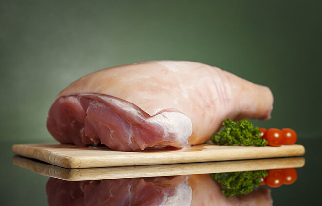 Visbiežākie vaininieki, kas izraisa alerģiju, ir graudaugi, piena produkti, raugs un toksīni. Tāpēc tiek ieteikts savu ēdienkarti veidot līdzīgu akmens laikmeta diētai, kuras būtiska sastāvdaļa ir gaļa.