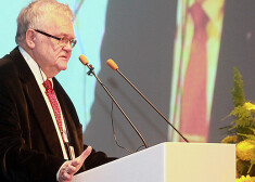 Neskatoties uz šogad pārciestajām nedienām – amputēto kāju un atstādināšanu no Tallinas mēra amata, Edgars Savisārs jūtas gana spirgts un iesaistās gan politiskos kašķos, gan ar partijas biedriem tiekas alus krodziņā.