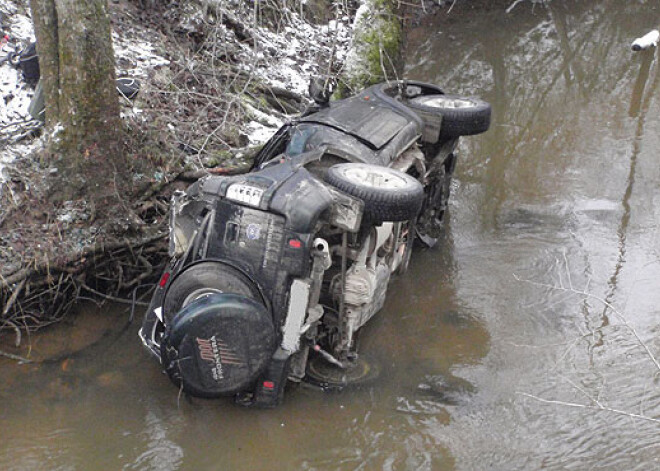 Priekuļu novadā auto nobrauc no tilta un iegāžas Raunas upē. FOTO