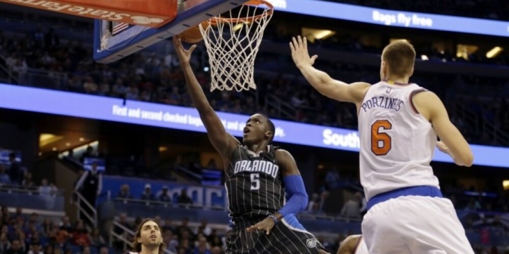 Porziņģa daudzie bloki neglābj "Knicks" no otrā zaudējuma pēc kārtas. VIDEO