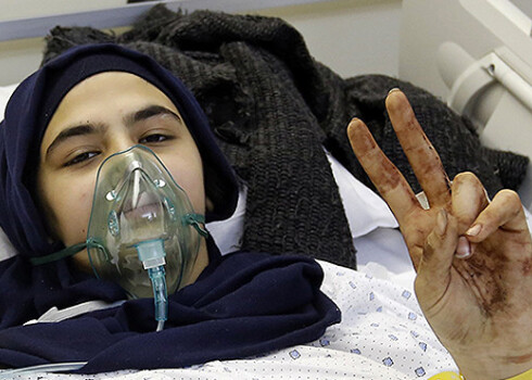 Divpadsmit gadus vecā libāniete Džanata nepadodas – dienu pirms slaktiņa Parīzē divos sprādzienos iepirkšanās ielā Beirūtā dzīvību zaudēja 43 cilvēki.