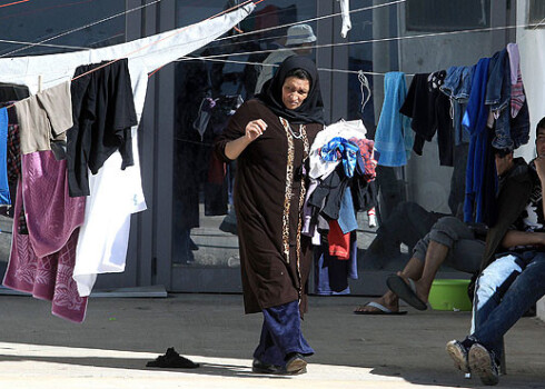 Rietumeiropieši tagad maisiem savus lietotos apģērbus izdala bēgļiem. Līdz šim tos tirgoja mūsu humpalu veikalos. Nu radies jautājums – vai Rietumos neizdalīs visas lietotās drēbes bēgļiem un mums būs jāpaliek bešā?