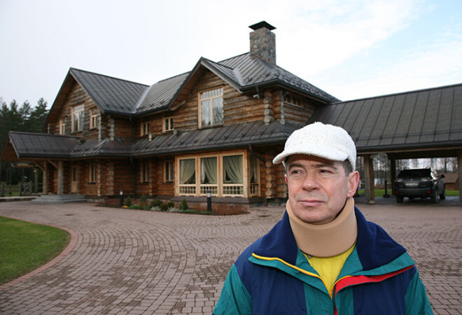 Aivars savās mājās Puzē, kur nu par oficiālu saimnieci ievedīs Kristīni.