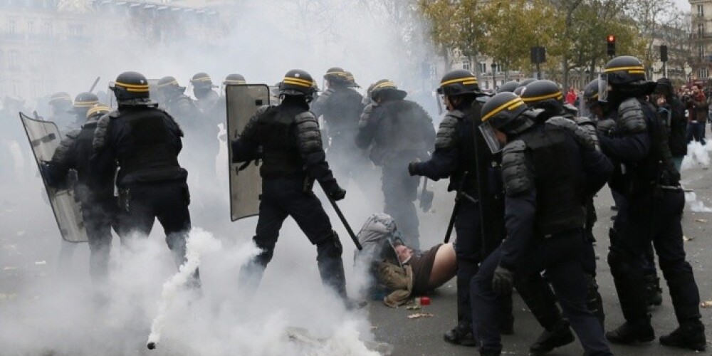 Parīzē policija pret agresīviem klimata aktīvistiem pielieto asaru gāzi. FOTO