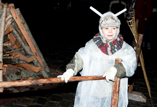 Pilnā sparā notiek gatavošanās ziemas saulgriežiem – svētku koncerti un izrādes, bluķa vilkšana un rotaļas, tirdziņi un budēļos iešana. No plašā piedāvājuma klāsta atliek vien izvēlēties, kā vislabāk sev radīt svētku sajūtu.