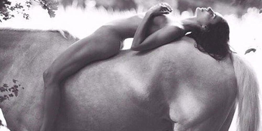20-летняя сестра Ким Кардашьян позирует голая на лошади