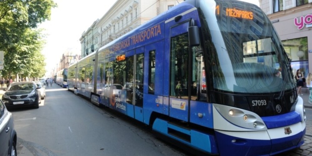 "Rīgas satiksmei" atļauj turpināt iepirkt zemās grīdas tramvajus