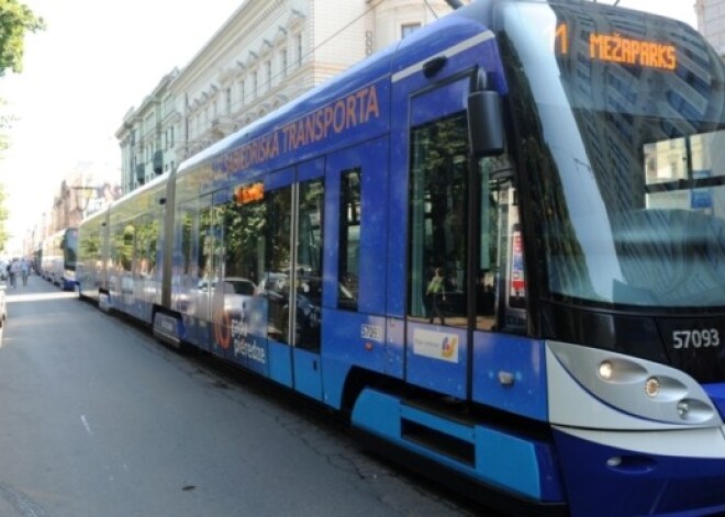 "Rīgas satiksmei" atļauj turpināt iepirkt zemās grīdas tramvajus