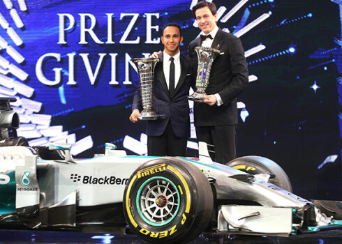 "Mercedes" komandas vadītājs Toto Volfs (pa labi) ar F1 čempionu Lūisu Hamiltonu.